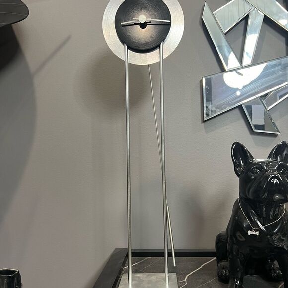 Cool looking table clock - Picture 5 of 8